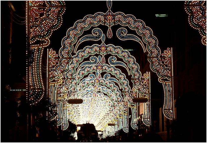 ���C�����ւ̓d���̃g���l��