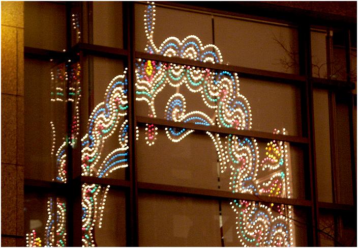 ���ւ̃Q�[�g���̃r���̑��ɂ��E�E�E�E