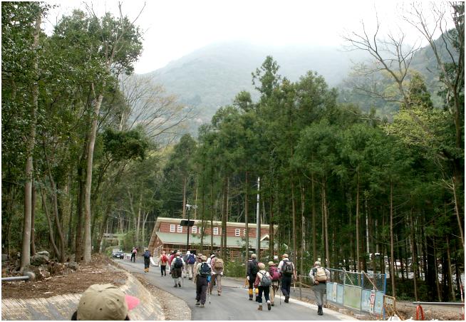 �d���H���珬�^�o�X�ŁA��R���ԗ]��Ō��n�ɁA�ڑO�̎R�X�̓K�X�̒��E�E�E�E(-_-;)