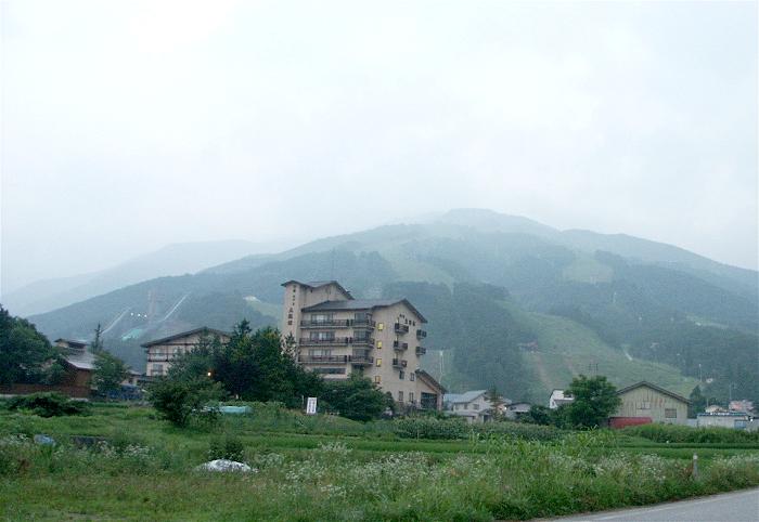 ���P�􍂌��U���́A��H���n�ցE�E�E�E�A���n�̘A�R�̓K�X�̒��A����ɃX�L�[�W�����v�䂪�����Ă��܂��B