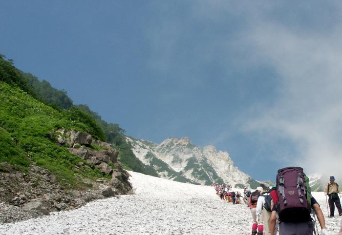 �فX�ƕ����Ă��邤���ɁA�K�X���؂�Ă��܂����I���n�x�ׂ̎ێq�x(2,812m)���ڑO�ɁI