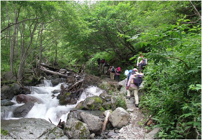 �k���̂����炬�𕷂��Ȃ���A�o�R�̊J�n�ł�