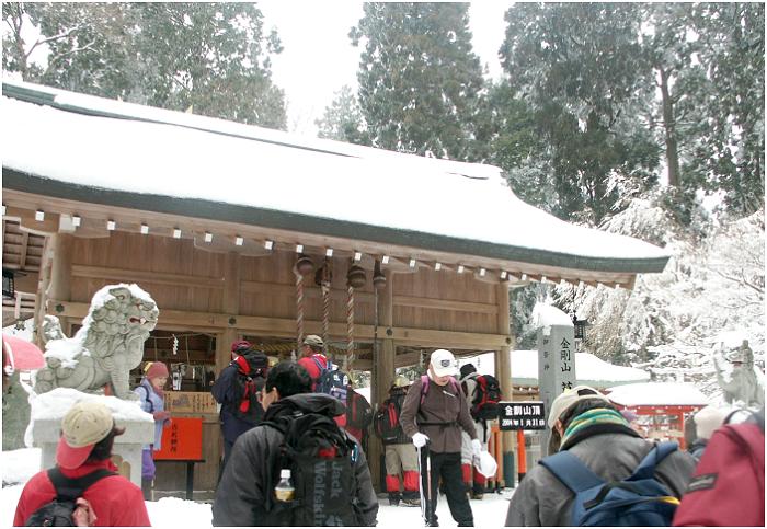 �Q���̎��X���y���ނ����ɁA���ؐ_�Ђɓ���