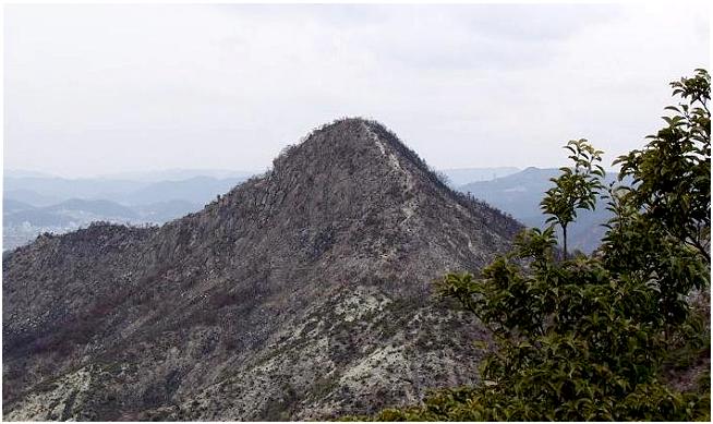 ���X��΂ō\�����ꂽ�R�ł����A���؂������Ȃ�Ɗ�΂��ނ��o���ɂȂ��Ă��܂�