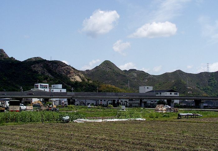 �q�Q�����̎s�싴���Q.5Km���i�����ӂ�ŁA��O�͔d�A���H�̍��˂ł��B