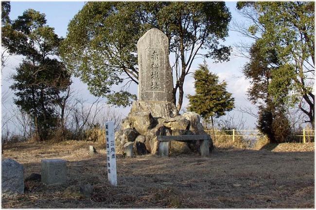 �R�������̎O�p�_�Ɛԏ���Ղ̐Δ�