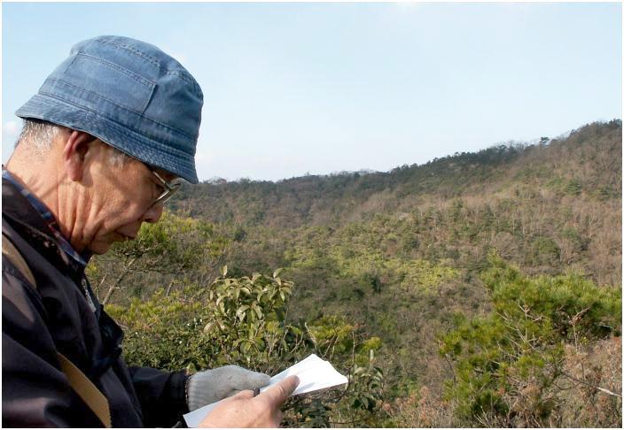 �������T�d�Ȃr����A�n�}�ɃR���p�X�𓖂ĂČ������I