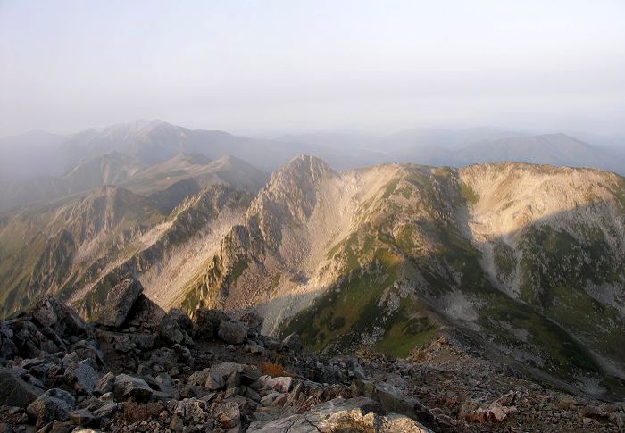 �E��́A�����������y�R�ł��B�x�R��w���R�������̌�����A�摜�����ʂɂ͌ܐF�P���������Ă��܂����B