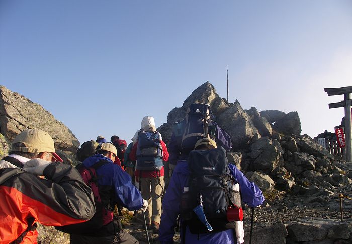 ���̎R�A����R�ւ͐_�В����̍�������s���J�n�ł��B