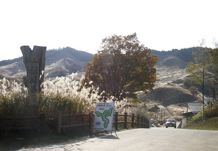 �E���̎Ԍ���Ɍ����Ă��鉮�����A�Ƃ݂̂ˎ��R�𗬊قł��B