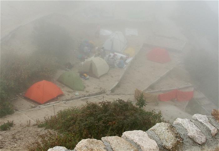 ���R���̐��ʃe���X�̉��̃e���g��ł��I��҂��������т̗p�ӂ����Ă��܂���