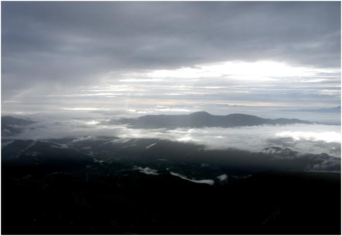 ����ŋL�O�B�e���őҋ@���ɖڑO�̃K�X�ɐ؂�ڂ��E�E�E(^_^)v�@����암���ʂɌ�ԎR�̎p���E�E�E�E