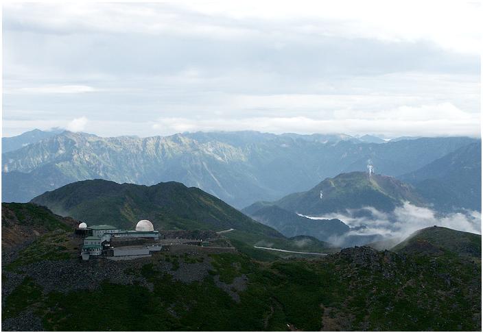 Zoom�A�b�v�ŁE�E�E��ʒ����E�ɕ������グ�Ă���Ċx�A���̔����ۂ��������R���i�ϑ����ł��B