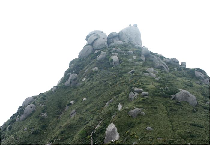 ���x�R���i�W��1867m�j�A���ɂ����������ȘI�₪������ۂɎc���Ă��܂��B