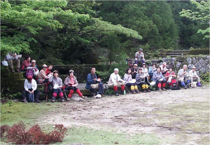 �����J�̓S����n�������ɁA���́A�p�Z�ƂȂ��Ă��鏬���J�����w�Z�Ւn������܂��B�����ɗ�����蒩�H�����܂��܂����B