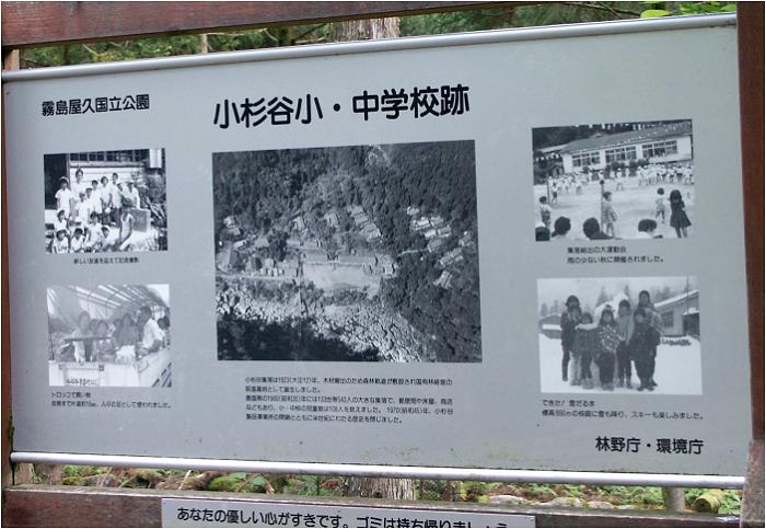 �Z��ӂ�Ǝv����O���̉��ɁA�����̊w�Z�̍Â����̎ʐ^����̕\���Ŕ������Ă��܂��B